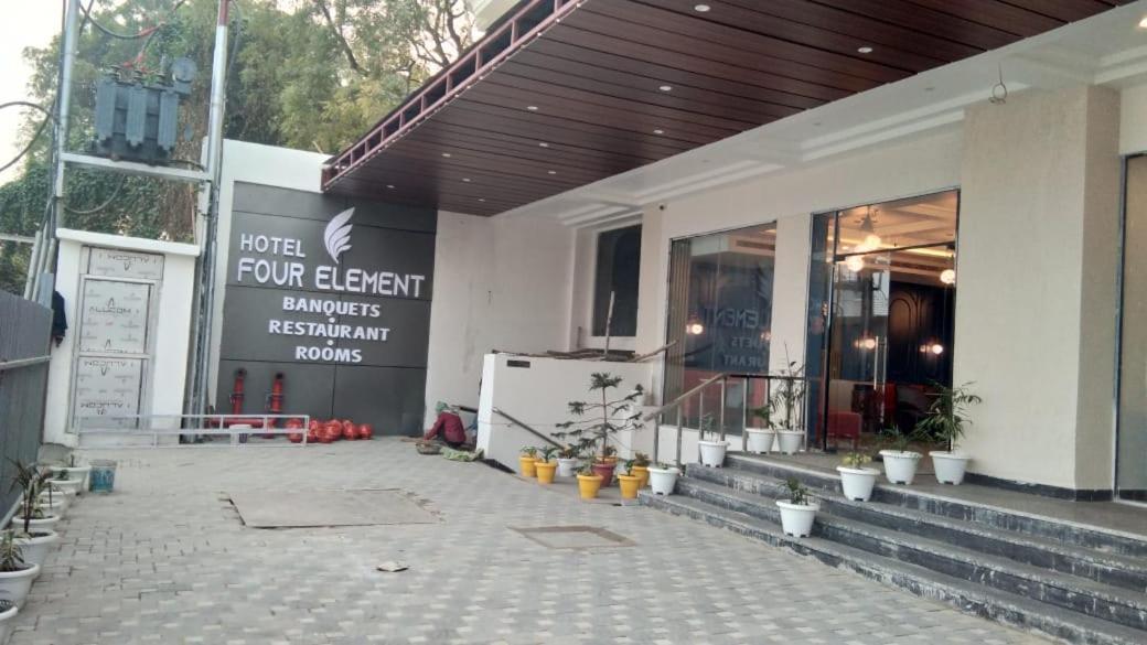 Hotel Four Element Varanasi Esterno foto